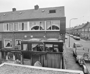 881493 Gezicht op de achterzijde van een huis aan de Abrikoosstraat te Utrecht, met rechts de Meloenstraat.